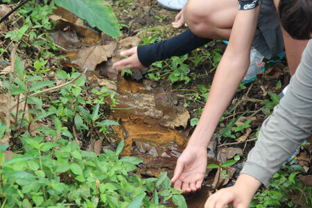 Criancas descobrem uma das nascentes do riacho Iquirim