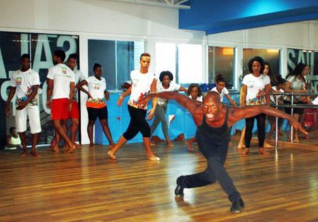 O bailarino e coreógrafo Elisio Pitta ministra oficina de dança negra em parceria com o AfroReggae