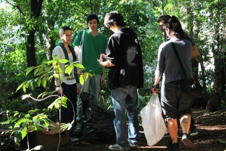 Grupo realiza oficina de plantio no terreno