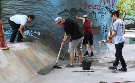 Atletas reformam pista de skate no bairra da Sáude, zona sul de São Paulo