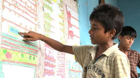 revolutionary optimists - reprodução Junto com o mapeamento, eles foram reunindo listas de preocupações dos cerca de 9 mil moradores para que fossem tomadas medidas concretas como o combate à pólio e à malária, o incentivo à escola, a procura por fontes de água e a melhora da higiene pública.