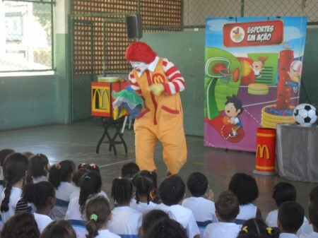 Palhaço Ronald McDonald se apresenta em escola municipal carioca