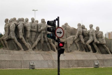 As imagens ficarão nas faixas de pedestres em frente aos pontos escolhidos. Na foto, o sinal remete ao Monumentos às Bandeiras (vulgo “empurra-empurra”), no fundo.