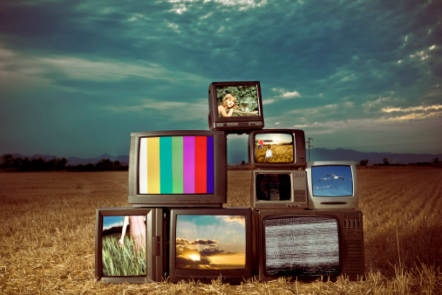 Se optar por deixar a TV ligada, escolha programas que debata questões complexas