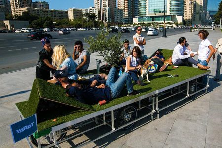 Contra o asfalto, que tal um pequeno parque ambulante?