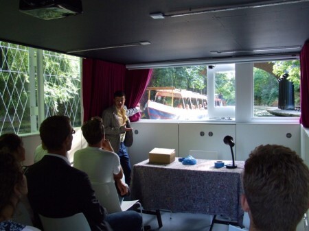 O barco também oferece passeios pelos rios de Londres