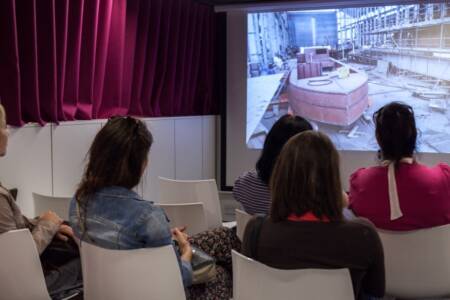 Sala interna do barco-cinema