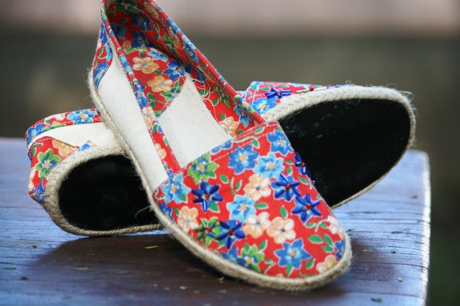 Alpargatas feitas reutilizando materiais descartados