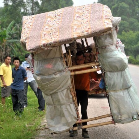 Chinês recolhe garrafas e latas para reciclagem