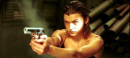 A atriz Milla Jovovich no filme “Resident Evil – Hóspede Maldito”, baseado na série de games.