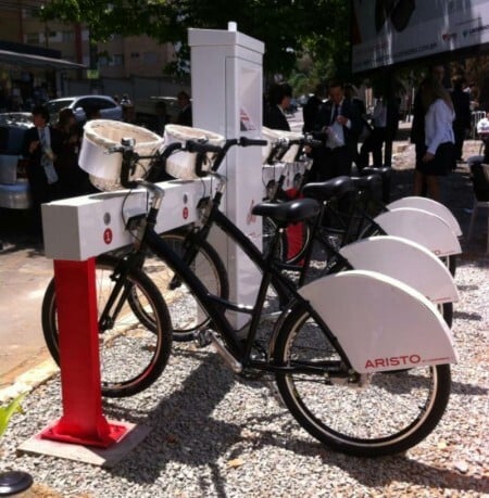 Estação de bike compartilhada tem sistema inteligente e uso facilitado para moradores de prédios residenciais.