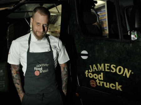 Chef André Mifano comanda a cozinha do “Jameson Food Truck”.