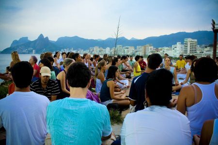 Meditação coletiva reúne 3 mil pessoas pelo país