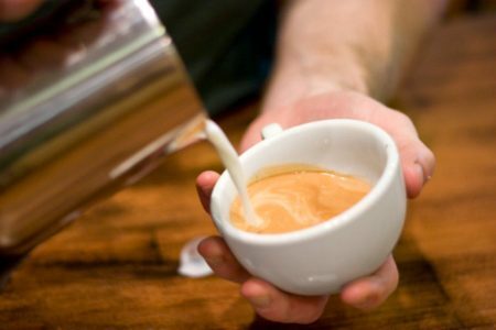 Barista é o profissional especializado em cafés