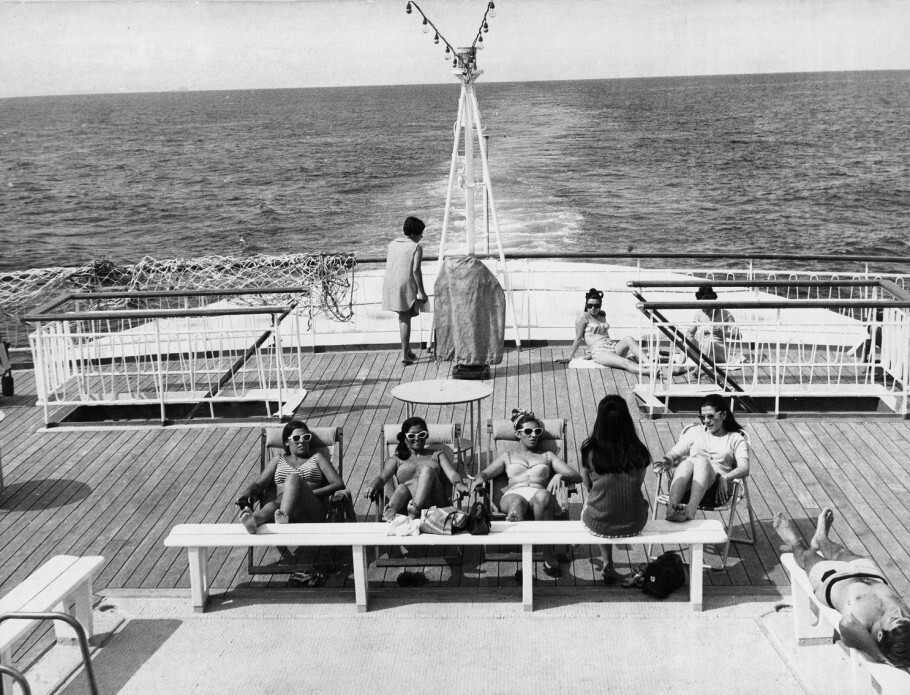 Mulheres aproveitam sol no deck de uma navio, em 1962