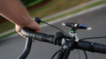 Aos piscar para direita, Hammerhead indica trajeto para ciclista