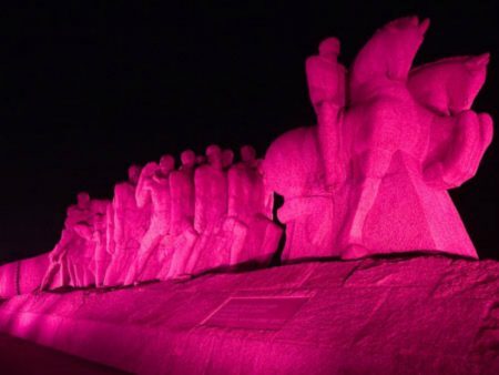 No Outubro Rosa, locais simbólicos, como o Monumento às Bandeiras. são iluminados em homenagem às mulheres que lutam contra o câncer de mama