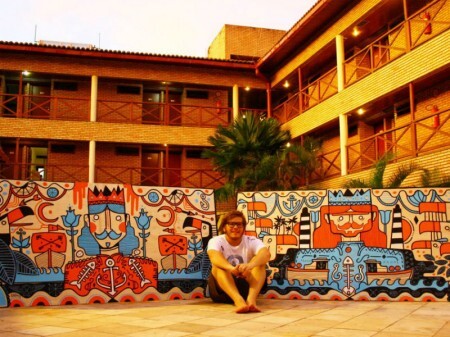 Em hotel na praia de Maragogi, em Alagoas, Pedro Melo criou painéis em troca de diárias e regalias.