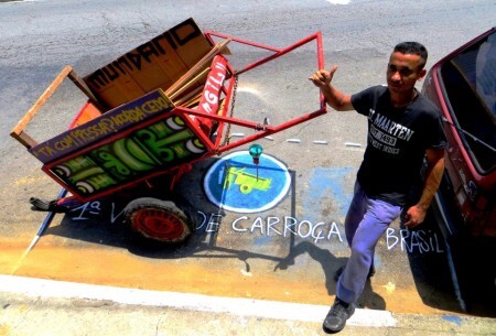 Projeto presta apoio aos carroceiros e seu instrumento de trabalho, que ganha artes do grafiteiro Mundano; na foto, o catador Gil, em São Paulo