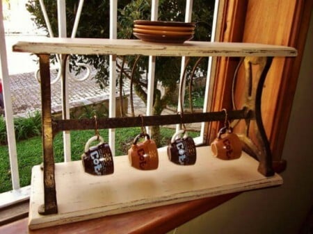 O porta-xícaras tem um charme antigo, podendo ser usado também como peça decorativa. R$ 190