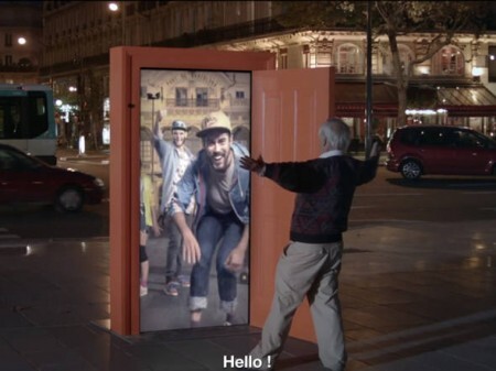 Quando aberta, tela mostra imagens ao vivo de outra cidade da Europa