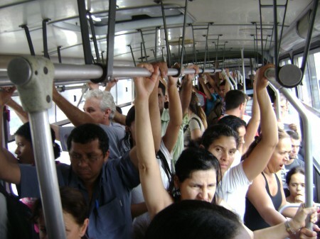 Mulher foi assediada sexualmente dentro de ônibus no Rio de Janeiro