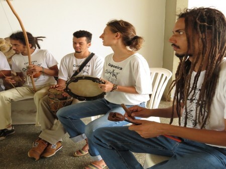 Apresentações artísticas de capoeira acontecem no decorrer do evento