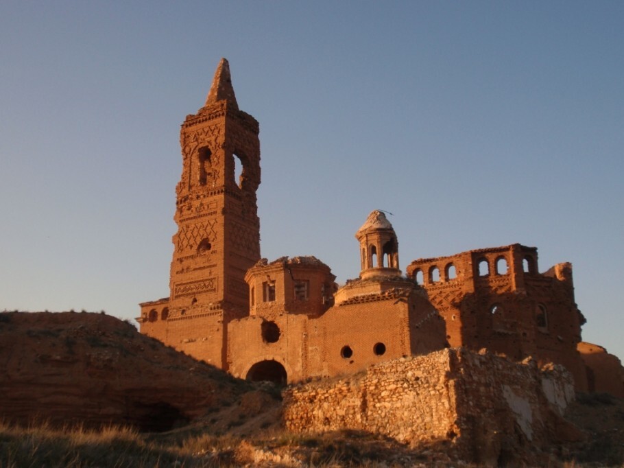 Nas ruas de Belchite reina um silêncio perturbado