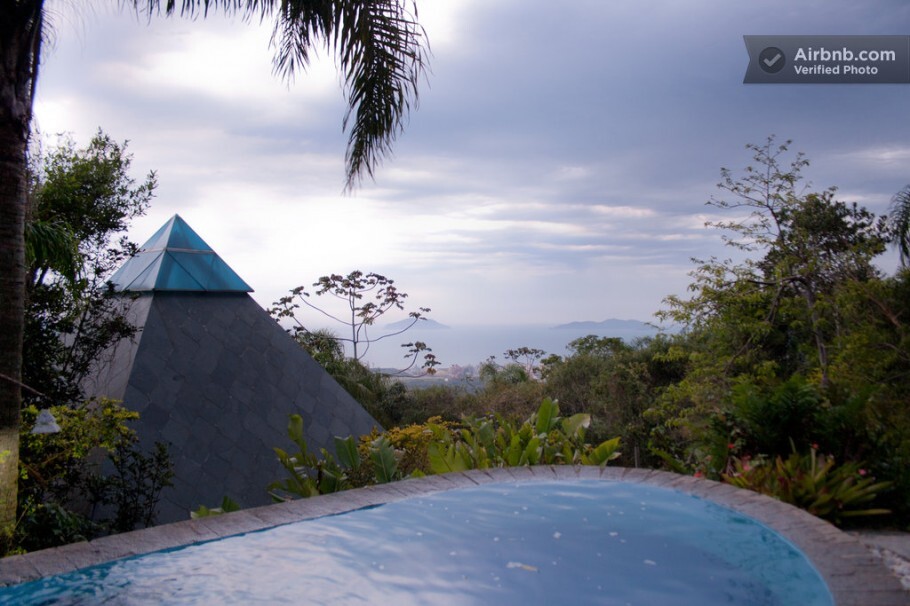 Um refúgio aconchegante com vista para o mar e ilhas, com um projeto integrado em permacultura