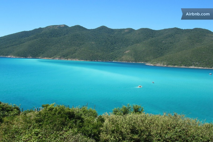 Em estilo grego, esta casa charmosa tem vista panorâmica para o Pontal do Atalaia