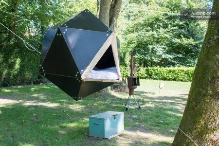 Durma em uma escultura suspensa única neste camping que mistura natureza com arte