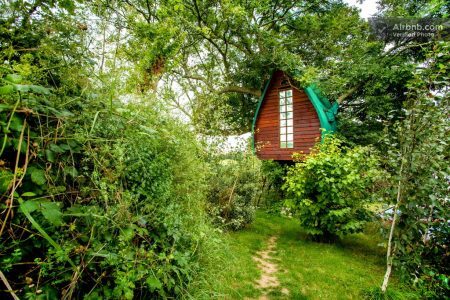 Para uma acomodação aventureira, essa linda casinha tem vista para o oceano e para o campo