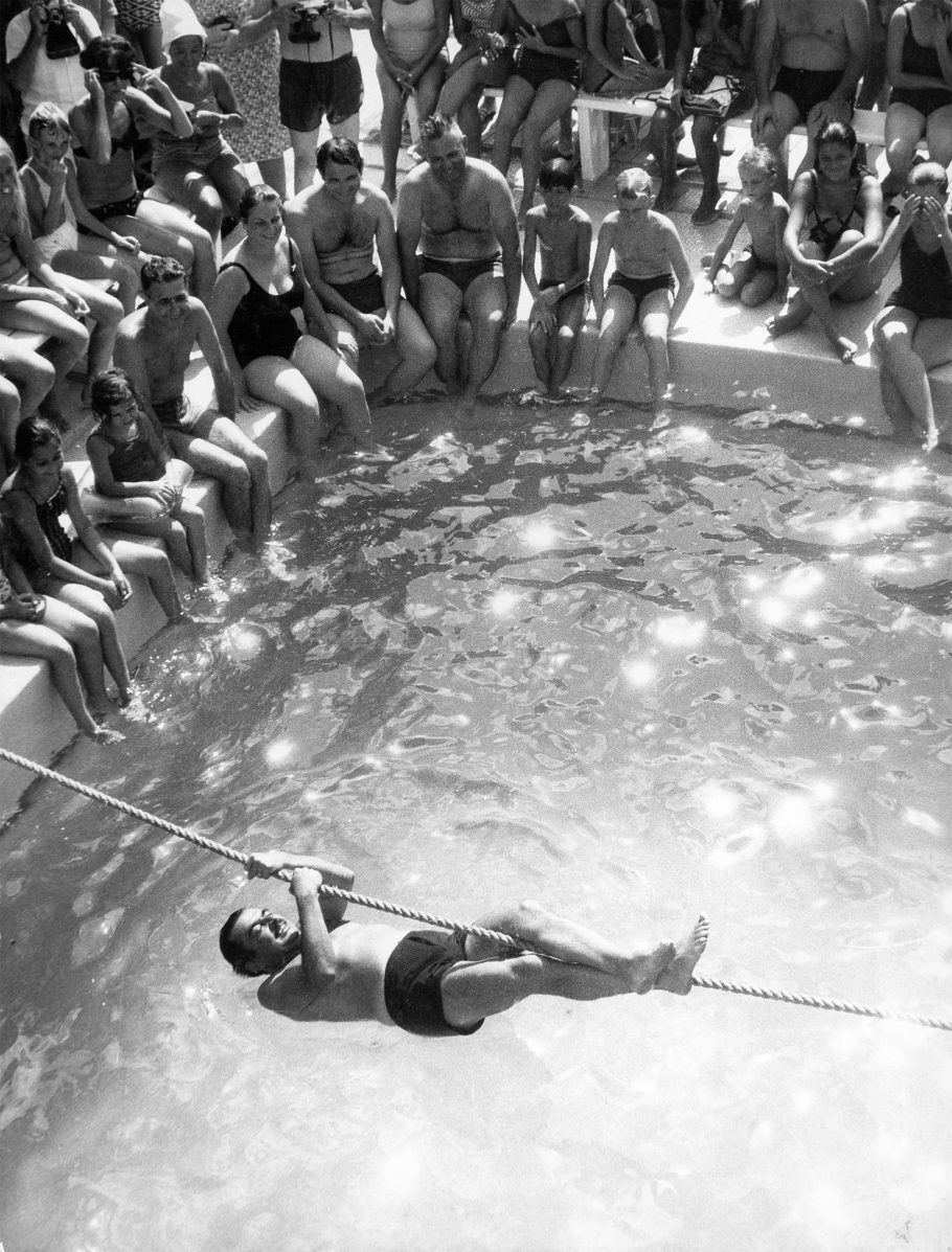 Passageiro atravessa piscina em uma corda, em cruzeiro de 1968