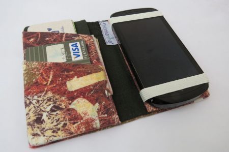 O case para celular, que custa R$ 15,70, possui dois porta-cartões e espaço para dinheiro.