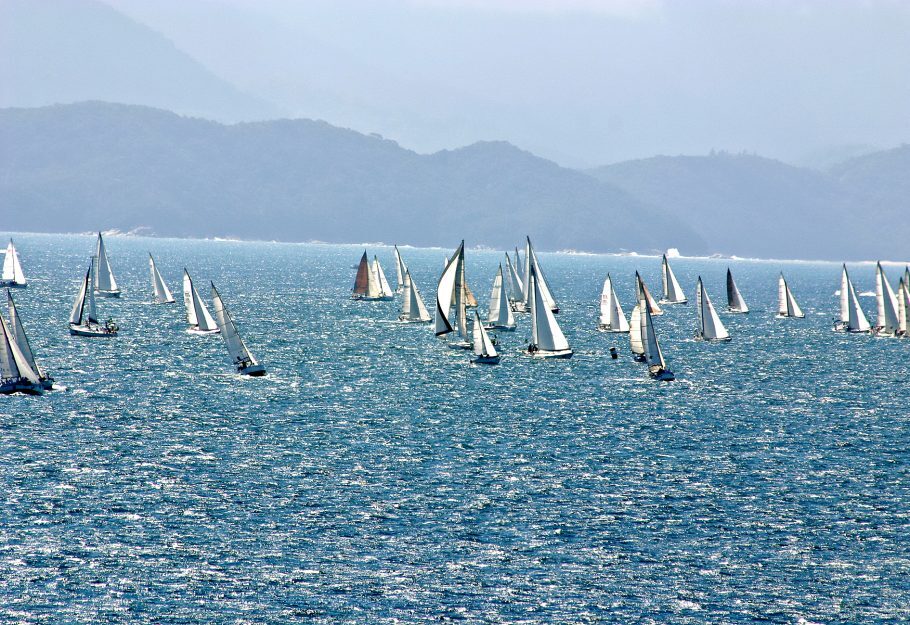 Ilhabela é considerada a capital nacional da vela; as condições de vento e mar são excelentes para a pratica do esporte