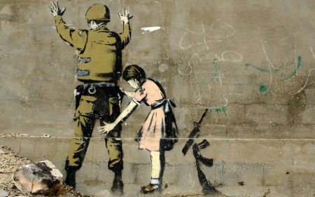 Intervenção urbana de Bansky, conhecido pela irreverência e engajamento político