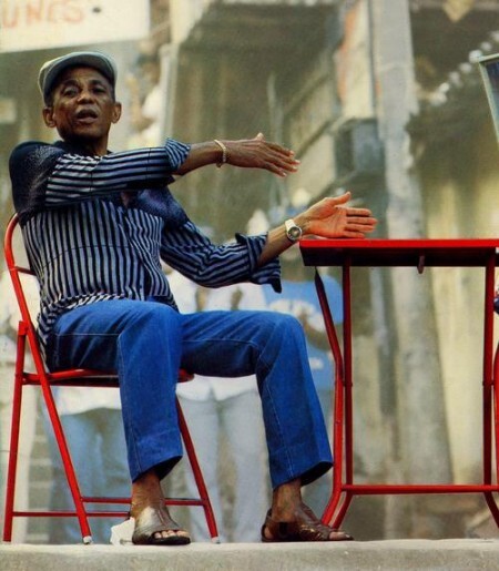 O documentário prestigia o cantor e seus compositores, gente simples que mora na favela e faz poesia do cotidiano