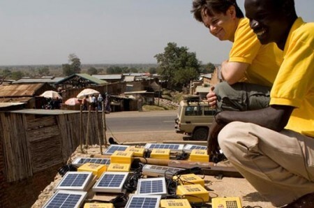 Sistemas semelhantes são oferecidos por várias empresas na África e o número de família beneficiadas pela energia solar mais barata continua aumentando.