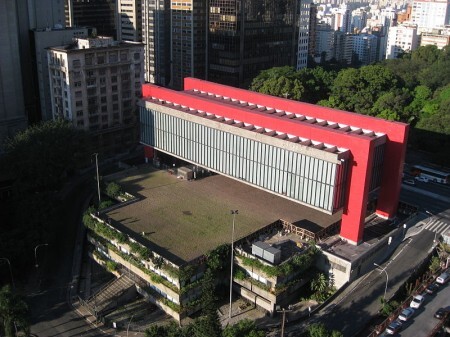 Na época da construção do museu, o doador do terreno do MASP à Prefeitura exigiu que fosse preservada a vista para o Centro e para a Serra da Cantareira. Foi por isso que a arquiteta Lina Bo Bardi planejou o museu com uma edificação subterrânea e outra suspensa, o que originou o vão. Sobre o espaço, Lina disse: “Não procurei a beleza. Procurei liberdade”.