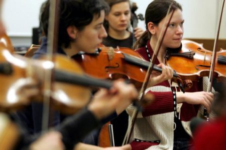 Podem participar estudantes de instrumentos de cordas: violino, viola, violoncelo e contrabaixo