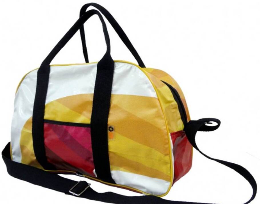 divulgação Bolsa de viagem feita com material reciclado