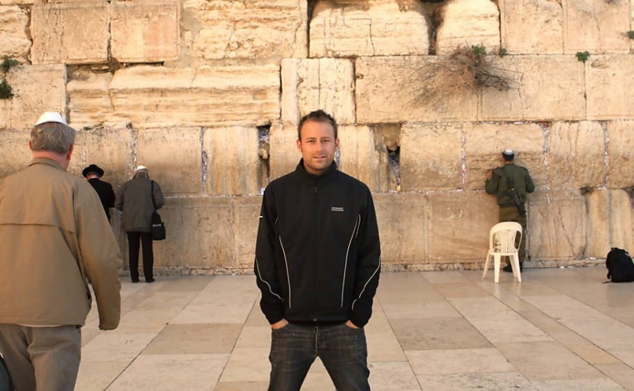 Kevin Raub durante visita ao Muro das Lamentações, em Jerusalém