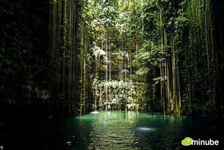 Cavernas naturais esculpidas na pedra calcária da península de Yucatán