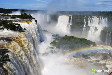 Além das cataratas, o parque tem mais de 2.000 variedades de plantas e animais