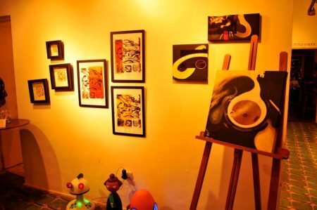 Evento combina feira de arte e exposição com projeções e discotecagens.