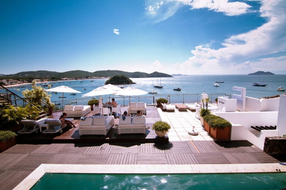 Harmoniosa decoração com características de Mediterrâneo é um hotel bem romântico perfeito para quem busca um refúgio privilegiado
