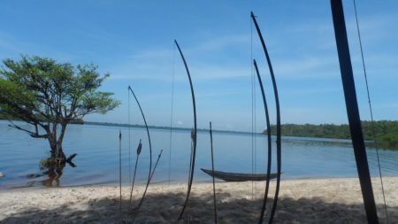 Os curumins aprendem o arco e flecha ainda cedo e desenvolvem habilidades ao longo da vida. Cada um a seu modo, todos aprendem a acertar alvos móveis ou imóveis a várias distâncias.