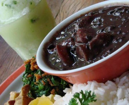 Domingo é dia de feijoada e roda de samba no Boteco Salvação