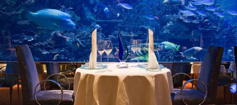 O restaurante Al Mahara fica em volta de um aquário com mais de 4 mil peixes