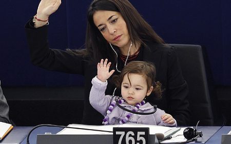 Licia Ronzulli com sua filha, Vittoria Ronzulli, durante sessão do Parlamento Europeu